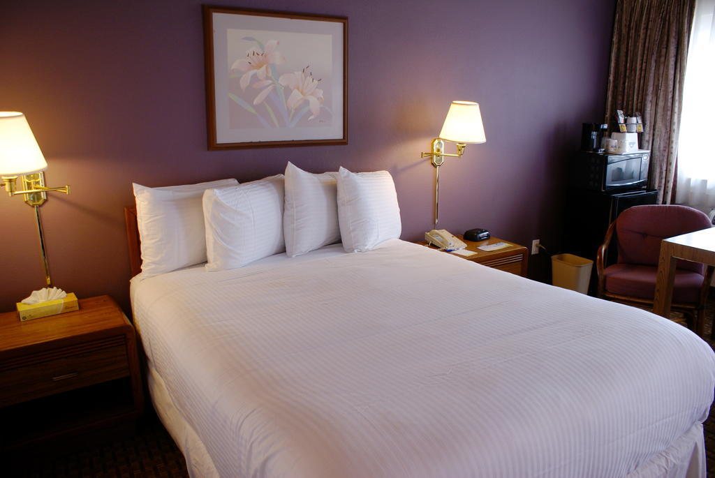 Days Inn Harbor View San Diego Room photo