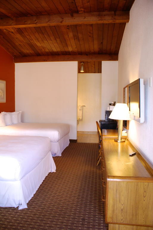 Days Inn Harbor View San Diego Room photo